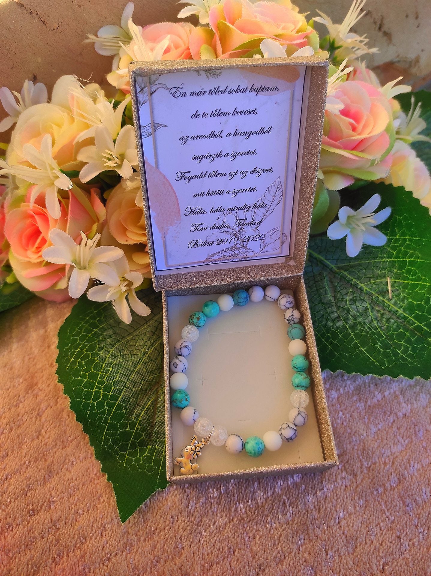 Nyuszis türkiz ásvány karkötő